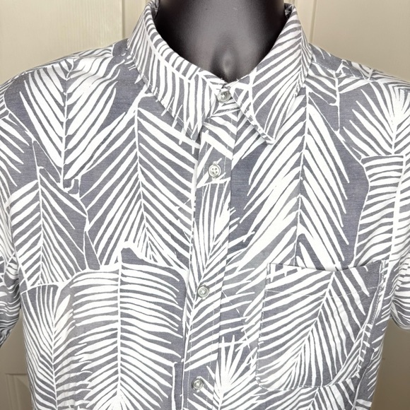 NWOT Vuori Gray and White Palm Print Men's LG Short Sleeve Shirt - Picture 1 of 5